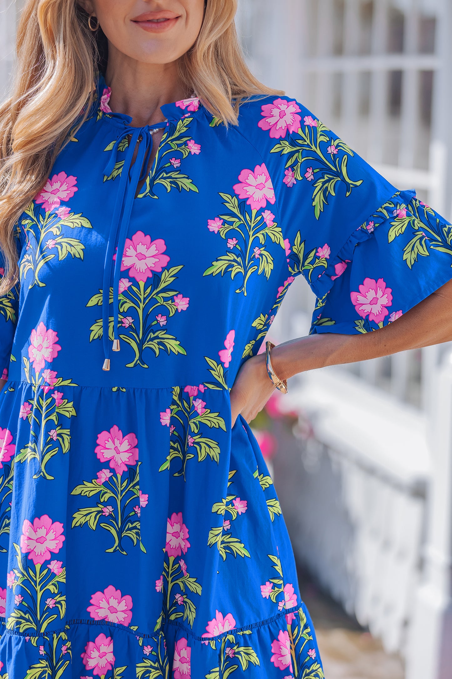 Blauwe jurk met V-hals korte mouwen losse pasvorm en bloemenprint
