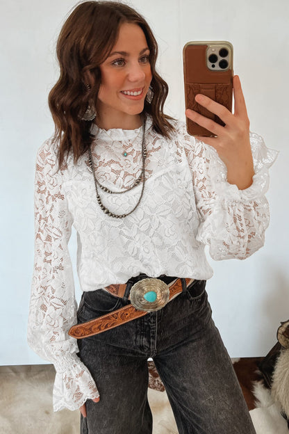 Witte kanten blouse met ronde hals ruches en lange mouwen