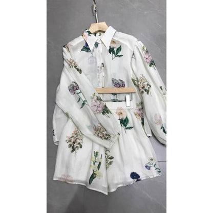 Zomerse tweedelige outfit: een stijlvol wit shirt met print, lange mouwen en een losse shorts