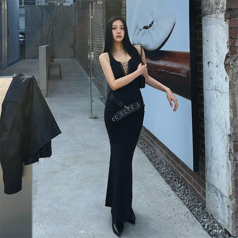 Mouwloze nauwsluitende bodycon jurk met diepe V-hals oogjes en strikbandjes
