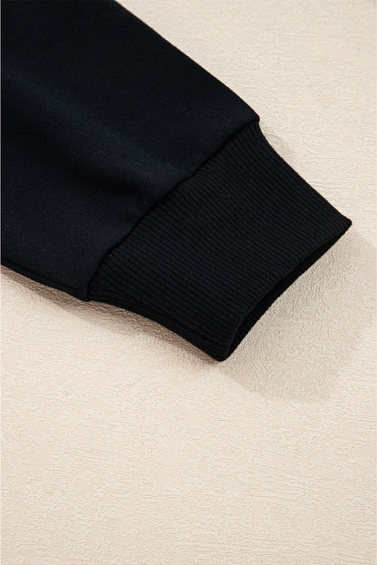 Preppy sweatshirt met strepen op de mouwen en een losse pasvorm