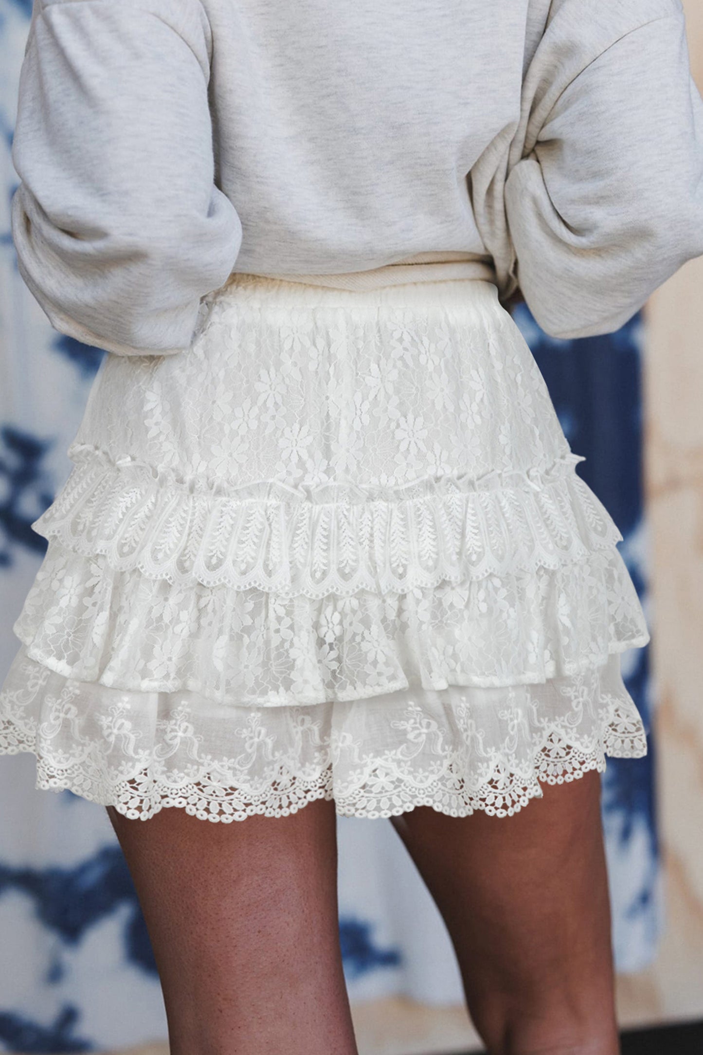 Witte kanten shorts met ruches meerdere lagen en een elastische tailleband met trekkoord