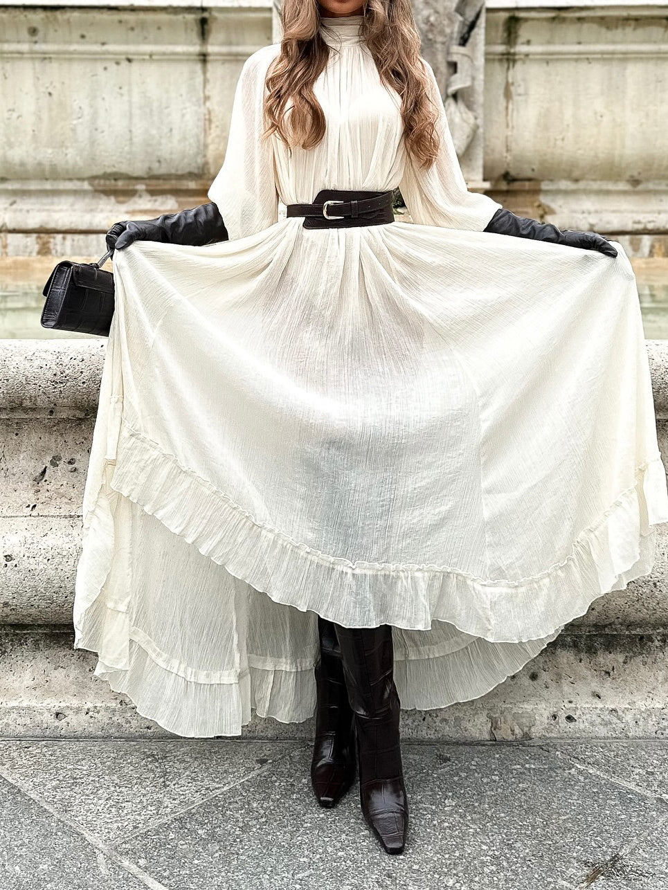 Witte maxi-jurk met lange mouwen volant en hoge strikhals