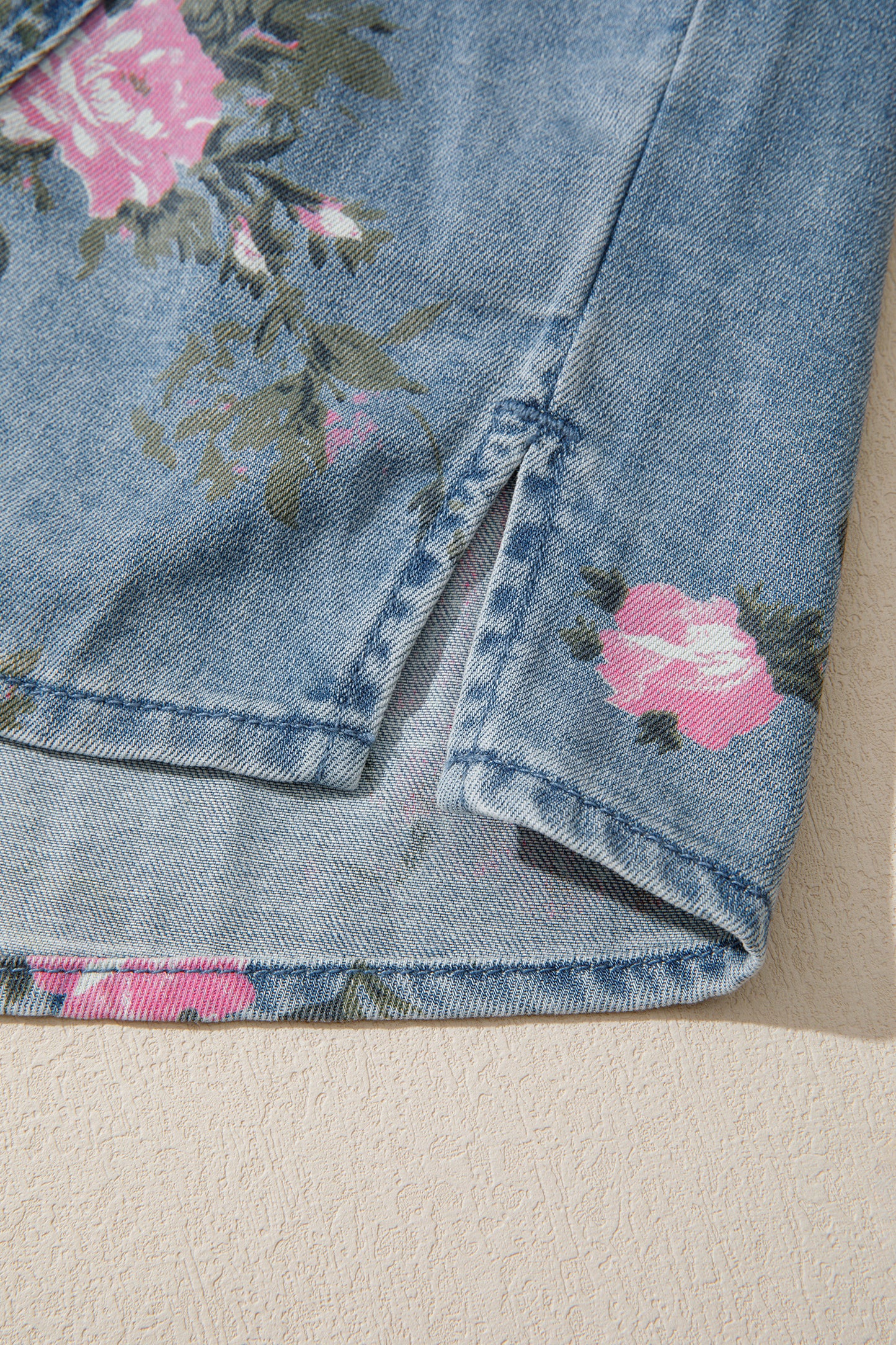 Blauwe denim overhemd met armbandmouwen en bloemenprint