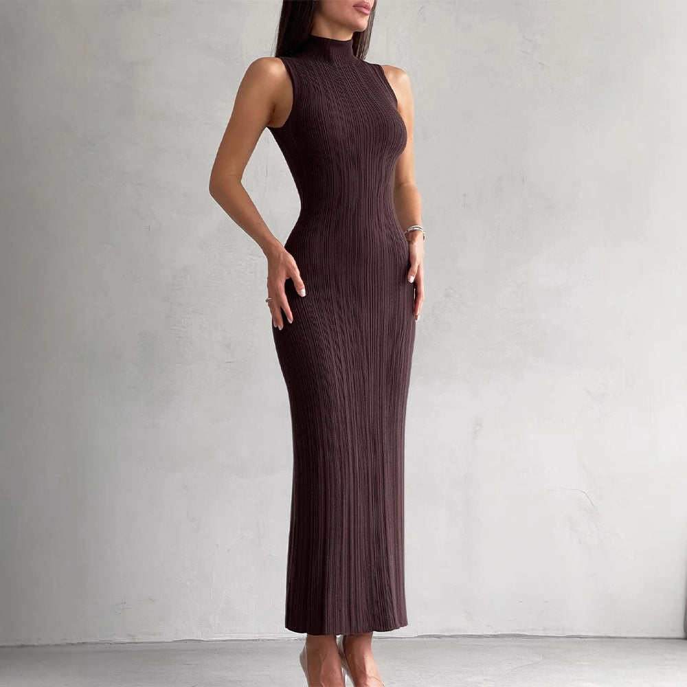 Nauwsluitend elegante mouwloze gebreide maxi-jurk met hoge hals