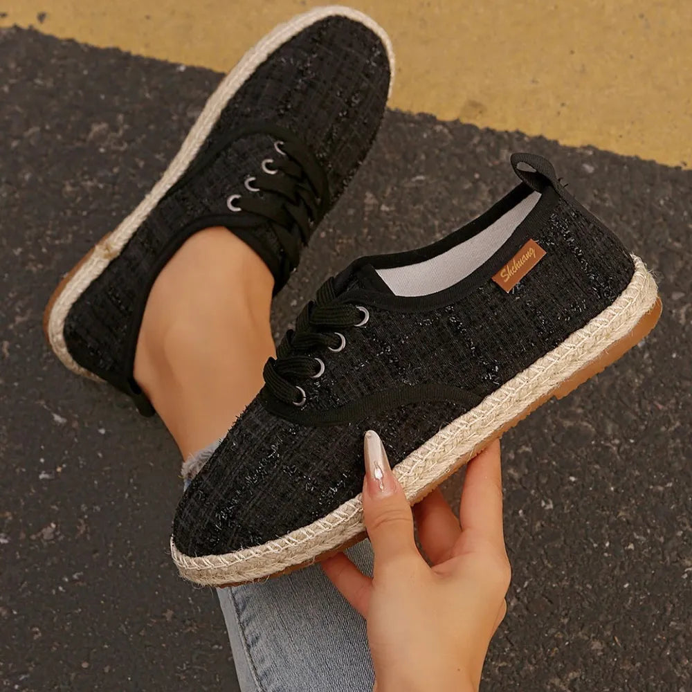 Platte sneakers met ronde neus en vetersluiting gemaakt van tweedstof