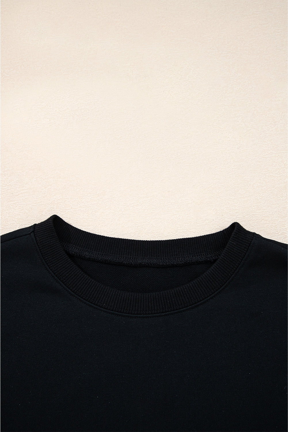 Preppy sweatshirt met strepen op de mouwen en een losse pasvorm