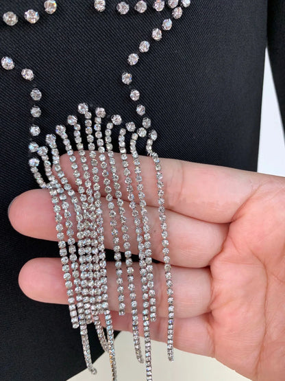Een stoere met diamanten bezette blazer met pailletten en kwastjes voor dames