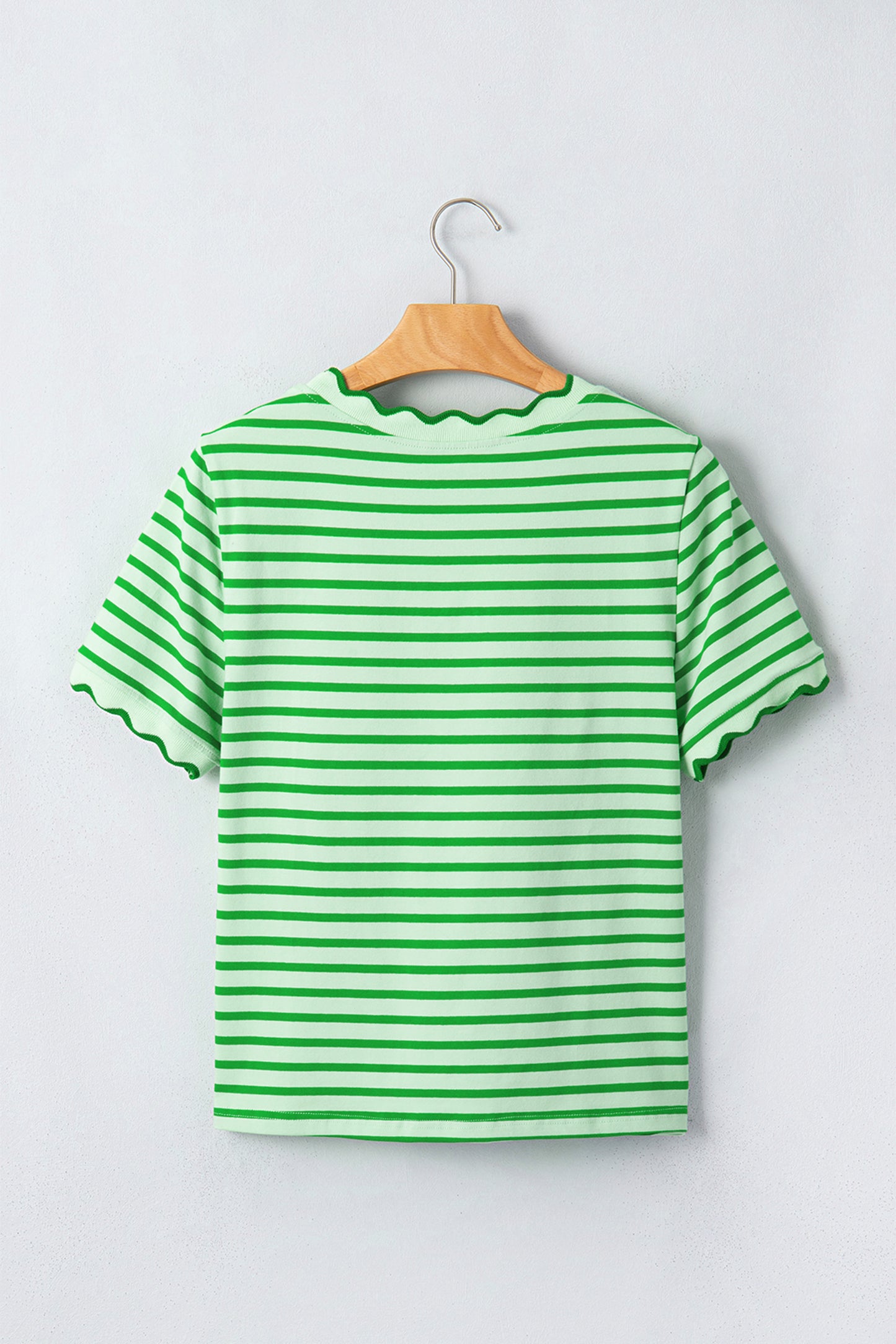 T-shirt met ronde hals en rode strepen en geschulpte rand