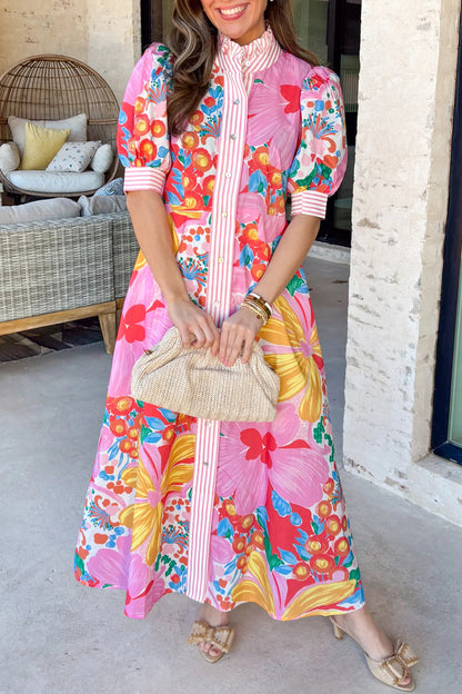 Roze vakantiejurk met bloemenprint gestreepte bies knoopsluiting en korte mouwen