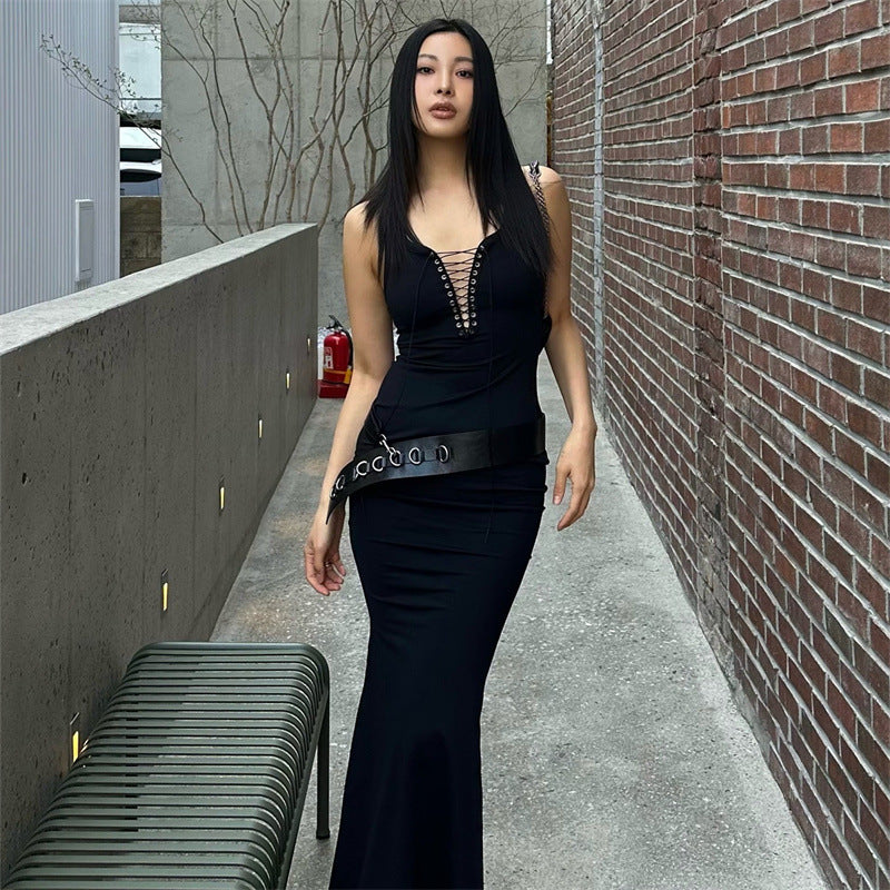 Mouwloze nauwsluitende bodycon jurk met diepe V-hals oogjes en strikbandjes