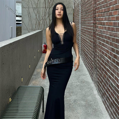 Mouwloze nauwsluitende bodycon jurk met diepe V-hals oogjes en strikbandjes
