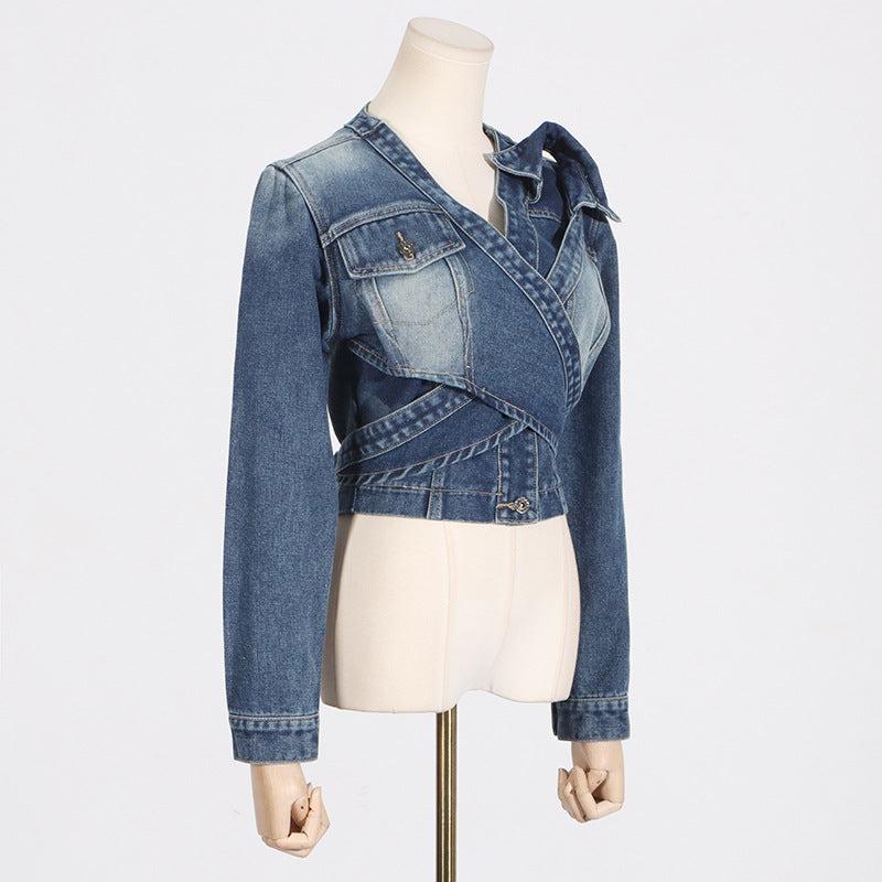 Modieus en gepersonaliseerd kort denim jasje met V-hals asymmetrische kraag
