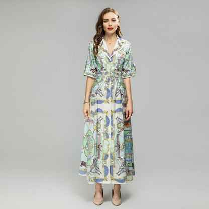 Jurk met korte mouwen en enkelrijs versierd met een circusprint en pailletten