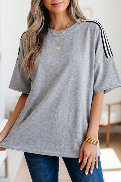 Lichtgrijze oversized T-shirt met patchworkdetails en onafgewerkte randen