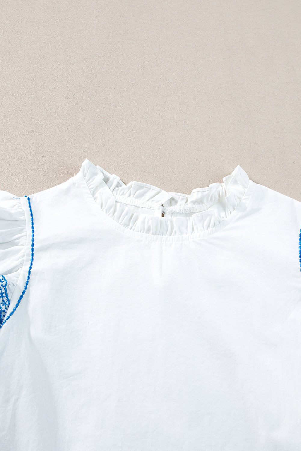 Witte blouse met geborduurde ruches aan de mouwen