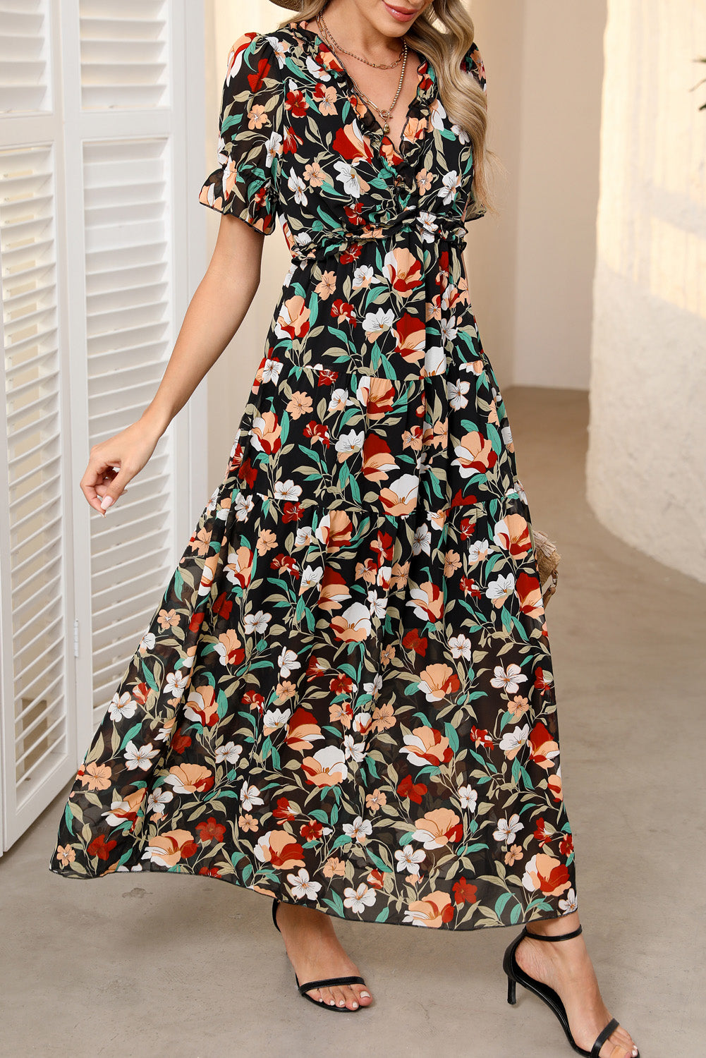 Hemelsblauwe maxi-jurk met vurige bloemenprint ruches V-hals en korte mouwen