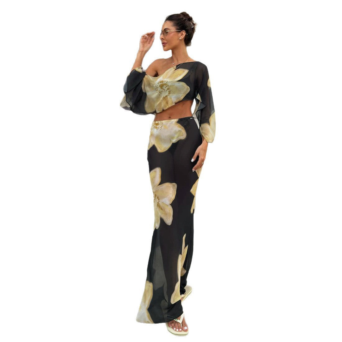 Set bestaande uit een crop top met bloemenprint één schouder en een rok met hoge taille