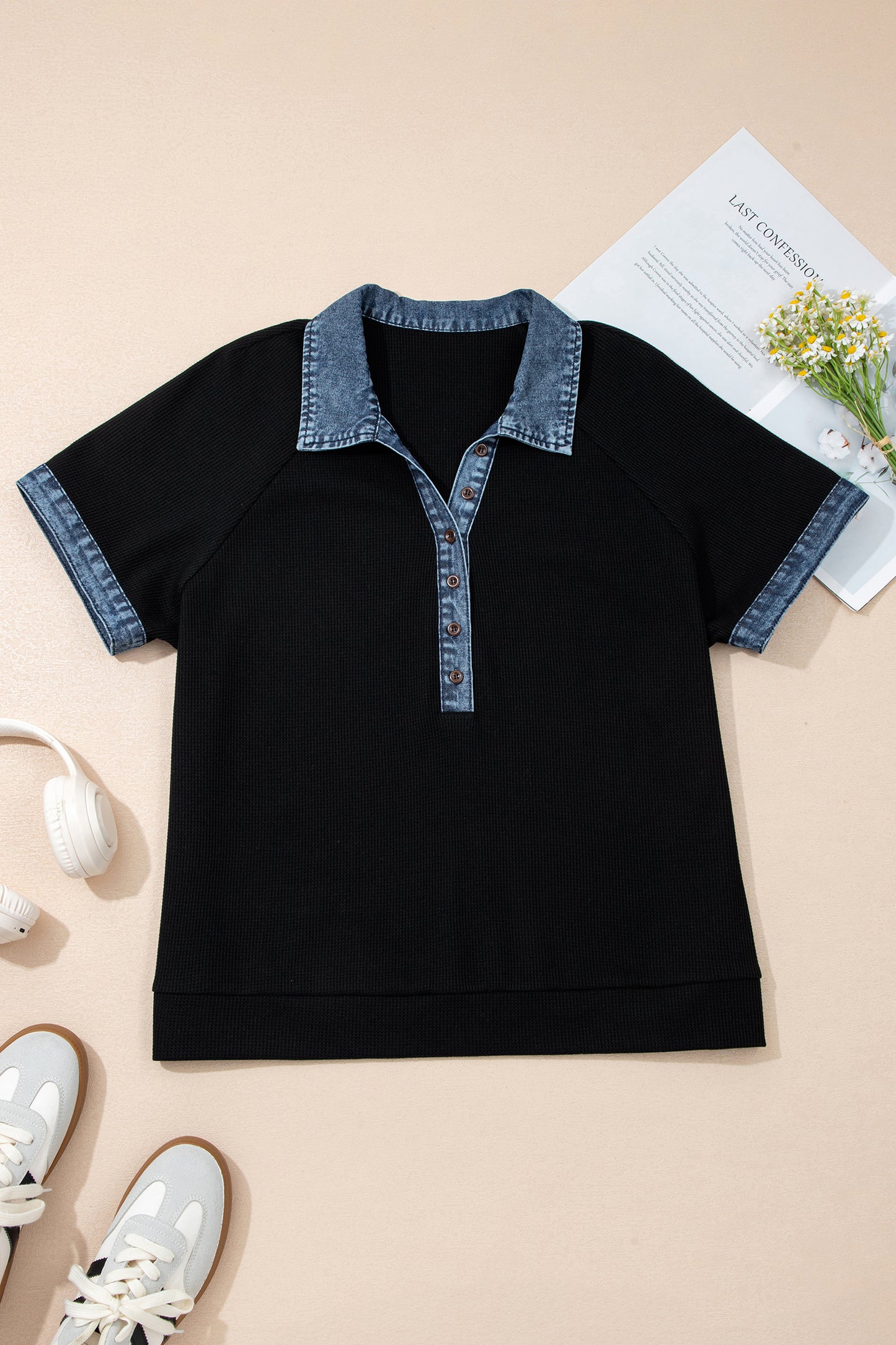 Zwarte polo met knoopsluiting en textuur van denim in grote maten