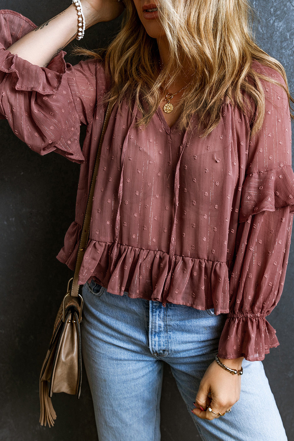 Vurig rode blouse met Zwitserse stippen vetersluiting V-hals en ruches