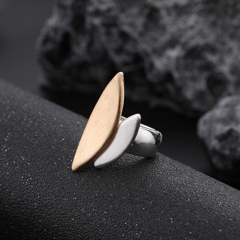 Onregelmatig geometrisch grote goudkleurige ring met elastische koordverbinding