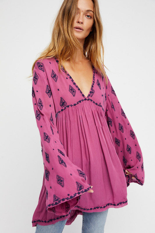 Tuniek-jurk met geborduurde schijfbloemen V-hals en lange trompetmouwen