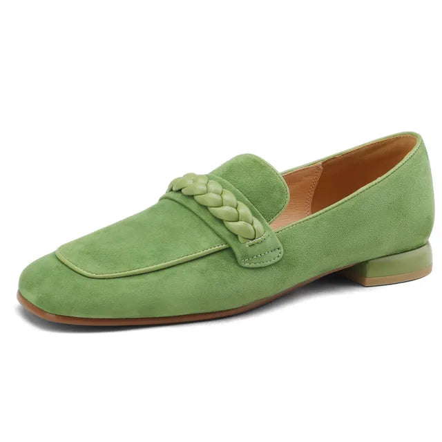 Effen dames loafers van zacht leer-suède met ronde neus en sierketting