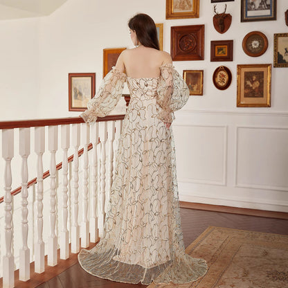 Elegante gouden avondjurk met pailletten glamoureuze uitstraling