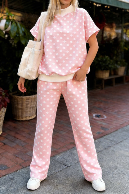 Roze top met stippenprint colkraag en korte mouwen gecombineerd met een recht broek