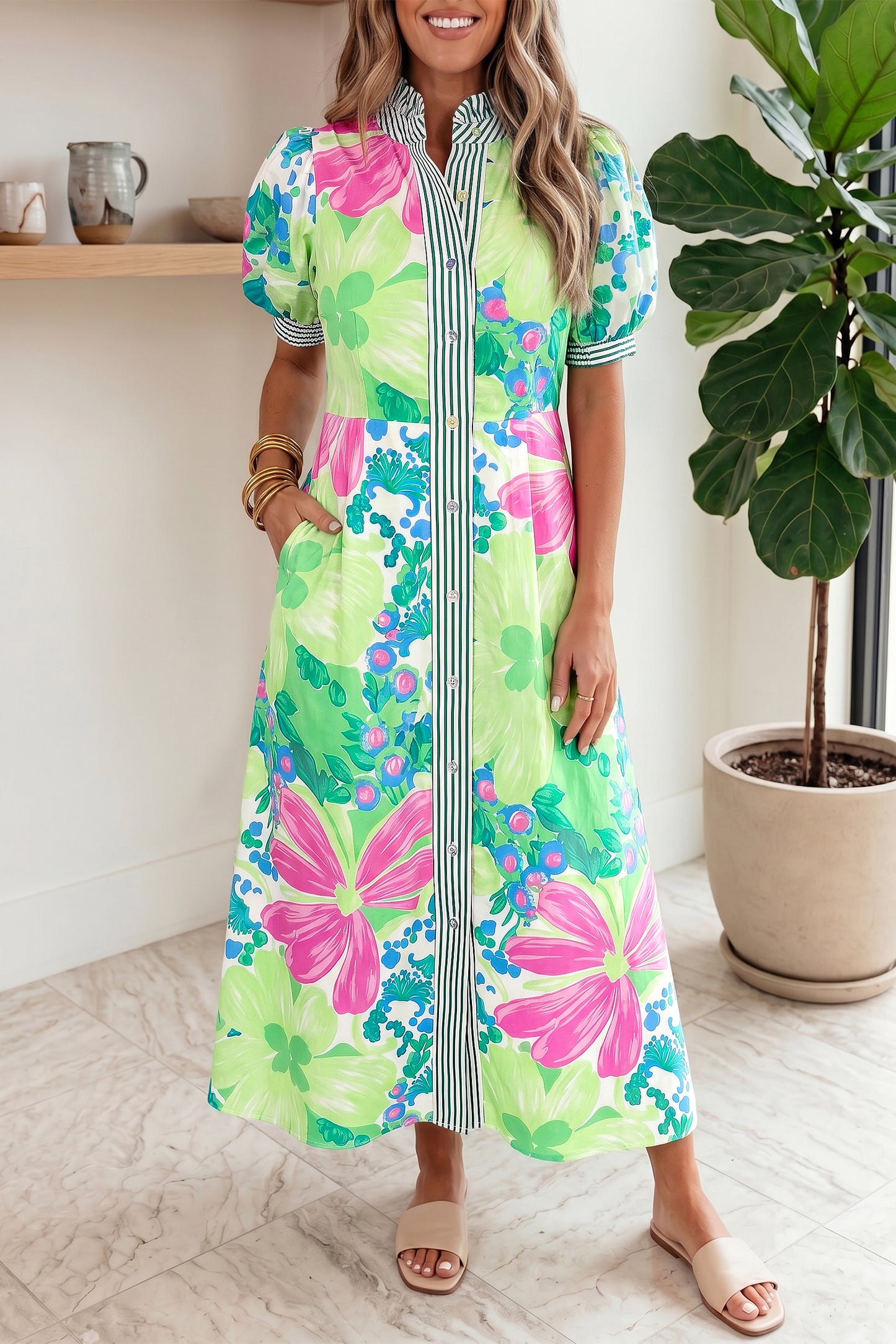 Roze vakantiejurk met bloemenprint gestreepte bies knoopsluiting en korte mouwen