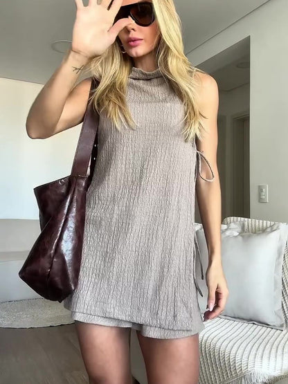 Driedelige set met hooggesloten top zonder mouwen en hoge taille shorts