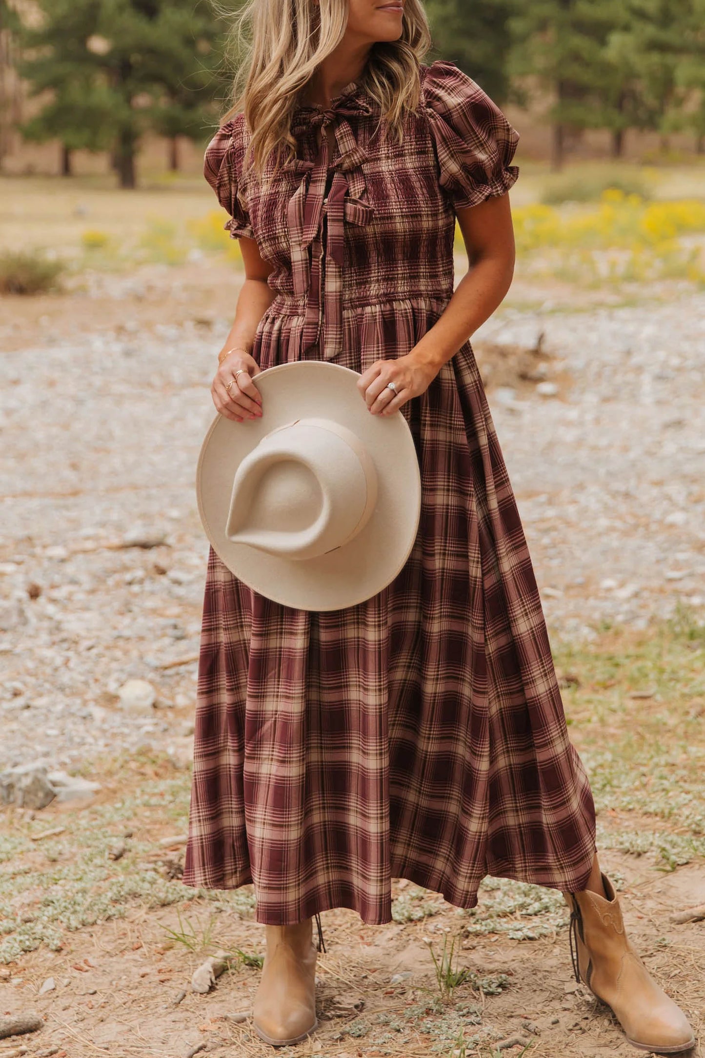 Rode vintage geruite midi-jurk met knoopsluiting aan de voorkant smockwerk en hoge taille