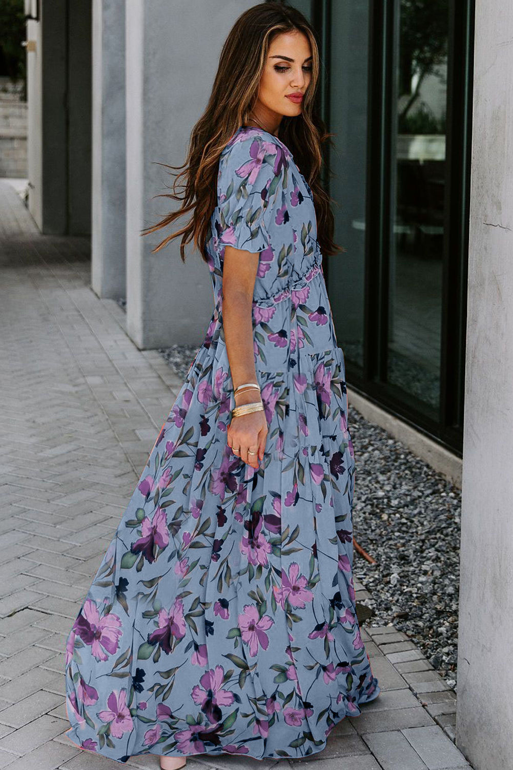 Hemelsblauwe maxi-jurk met vurige bloemenprint ruches V-hals en korte mouwen