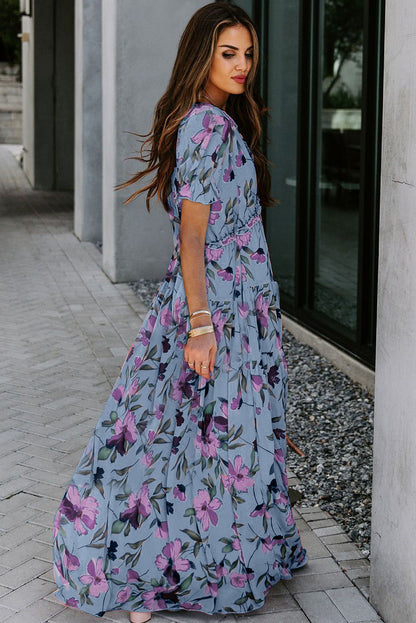 Hemelsblauwe maxi-jurk met vurige bloemenprint ruches V-hals en korte mouwen