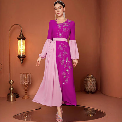 Rozenrode elegante chiffonjurk met handgestikte ruitvormige omtrek