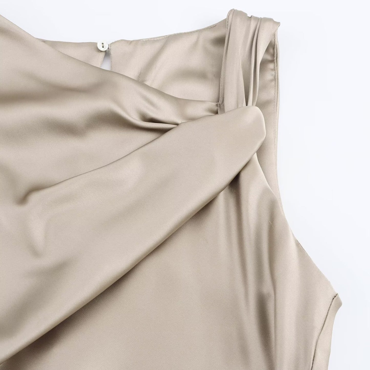 Modieuze satijnen jurk in Franse stijl met plooien