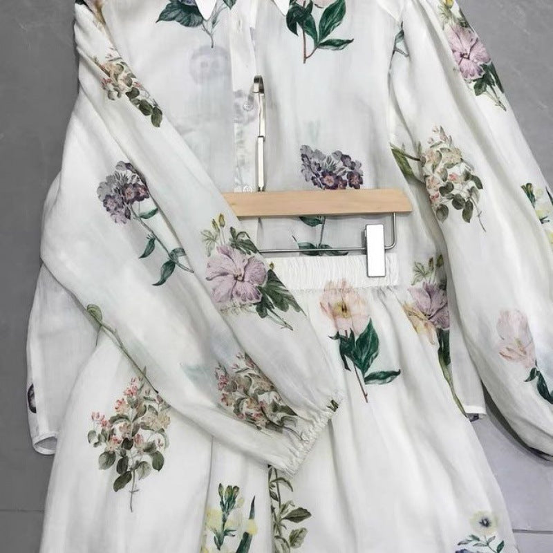 Zomerse tweedelige outfit: een stijlvol wit shirt met print, lange mouwen en een losse shorts