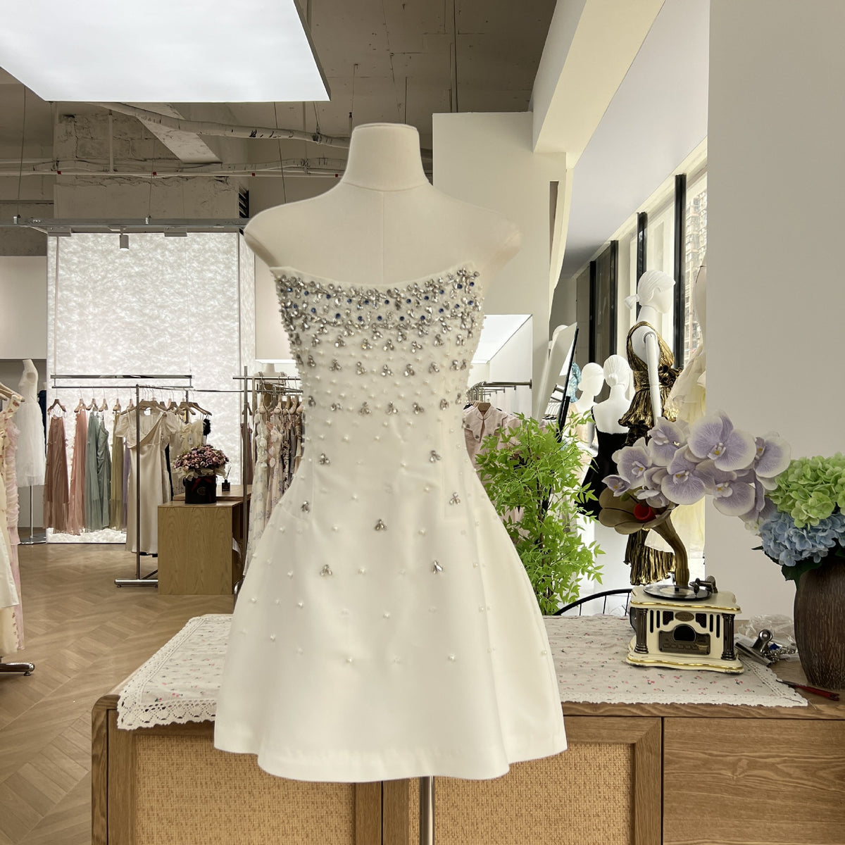Hand-sewn high-end hourglass-shaped dress without shoulder straps
