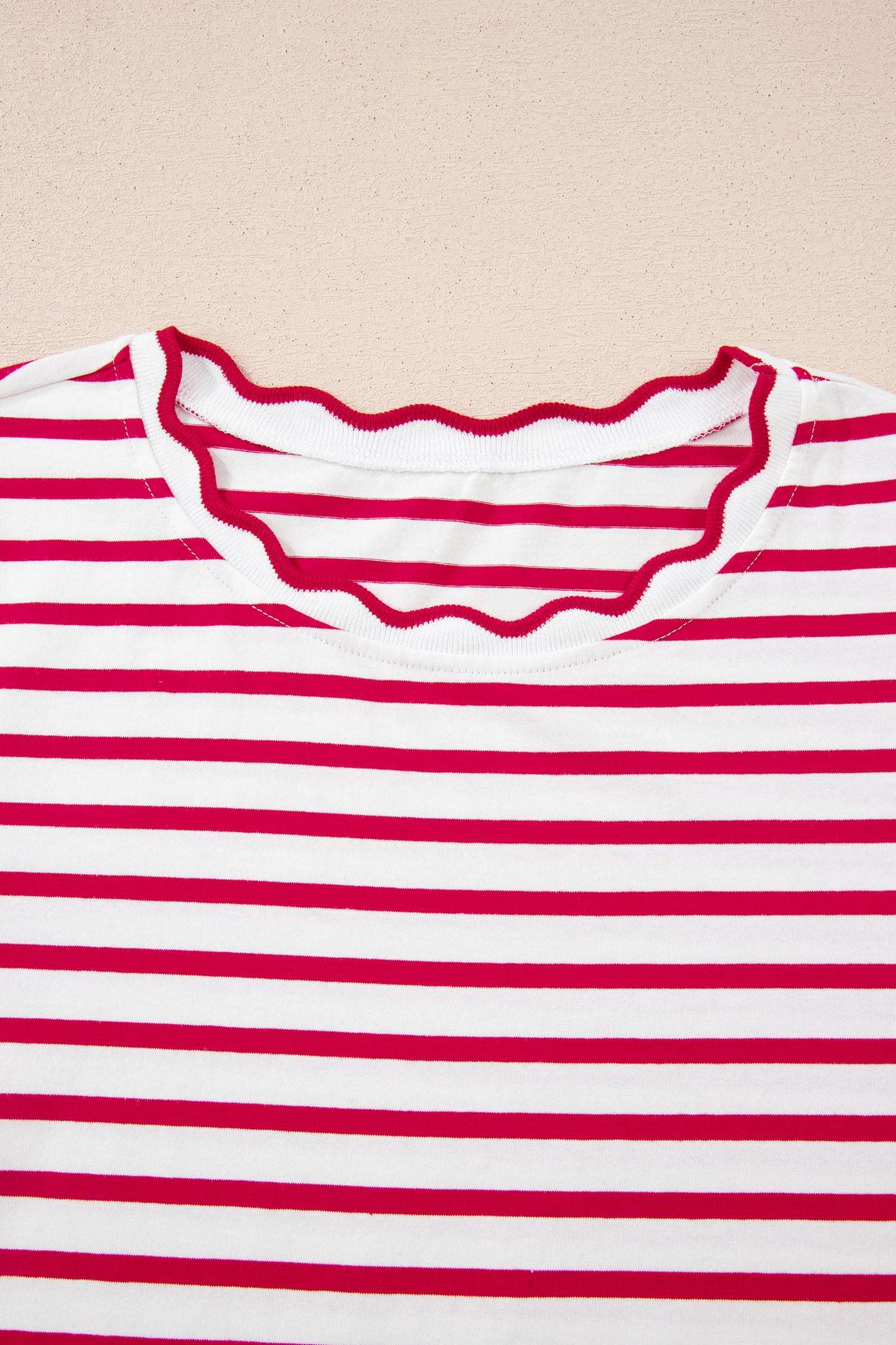 T-shirt met ronde hals en rode strepen en geschulpte rand