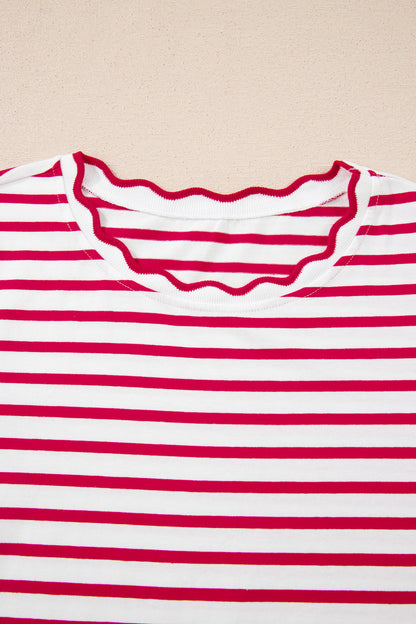 T-shirt met ronde hals en rode strepen en geschulpte rand