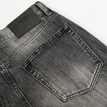 Gewassen en gemalen witte denim jeans met rechte pijpen