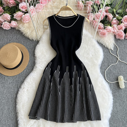 European and American minimalist sleeveless round neck striped knitted dress for women's summer waist cinching design niche fai