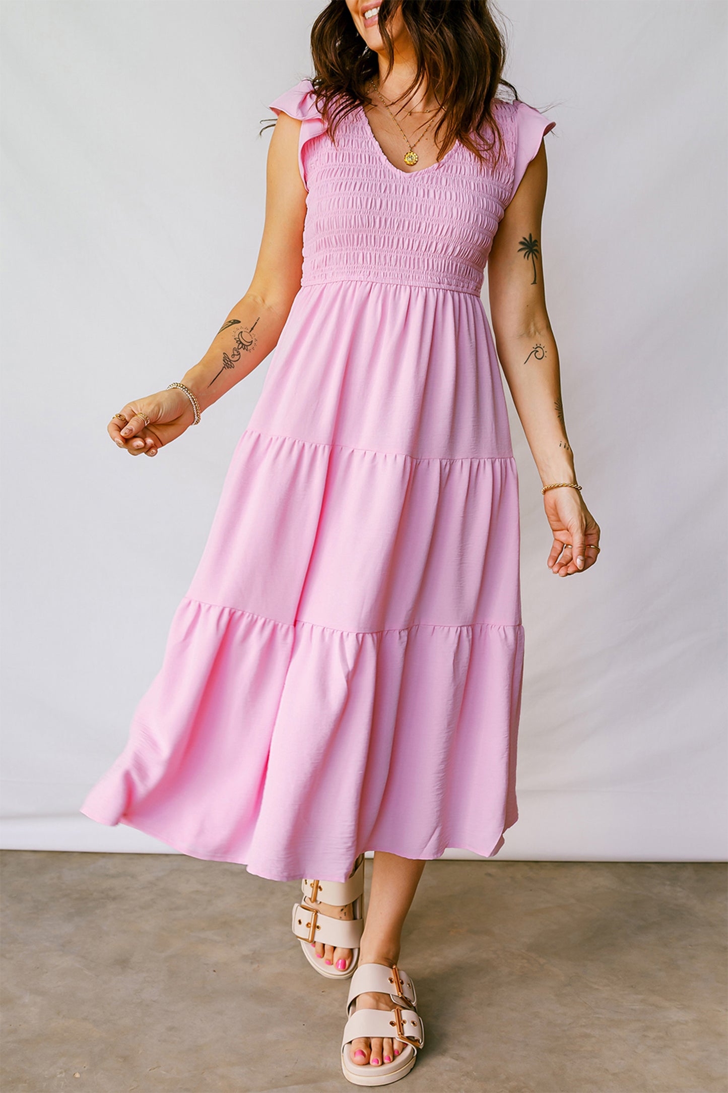 Roze midi-jurk met geplooide top wijd uitlopende mouwen en ruches