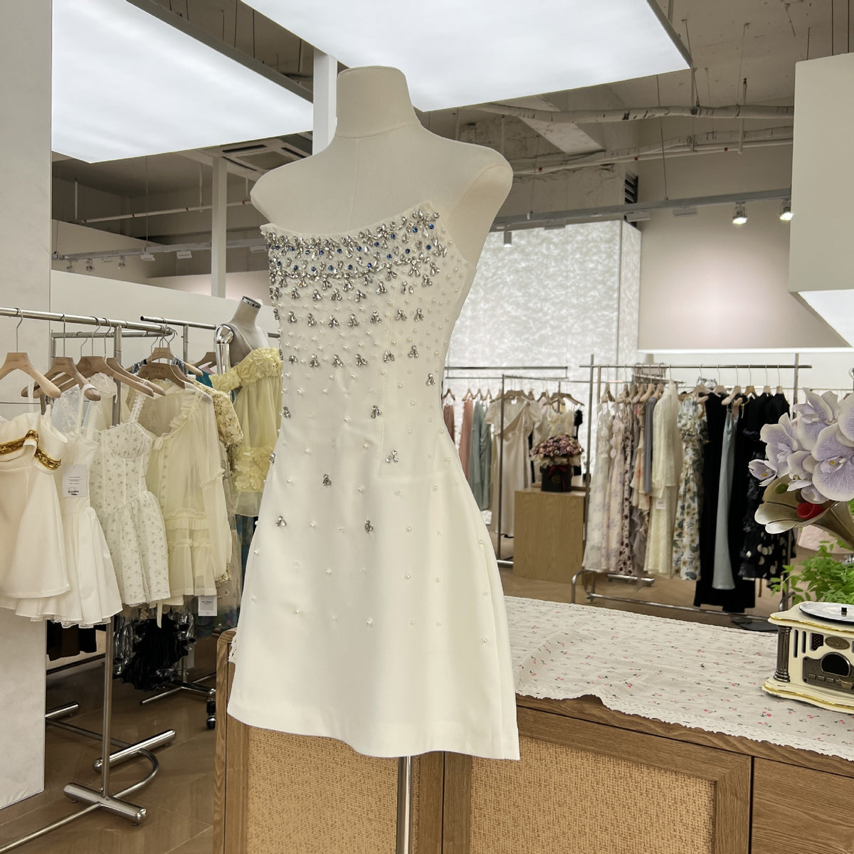 Hand-sewn high-end hourglass-shaped dress without shoulder straps