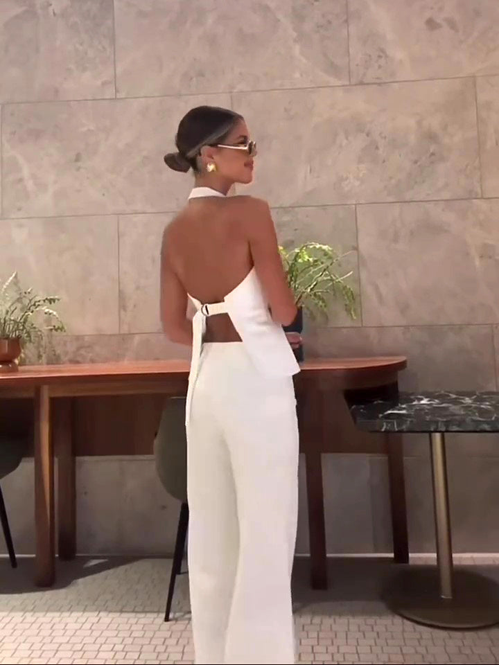 Wit rugloos halternek vest en hoog getailleerde broekpak