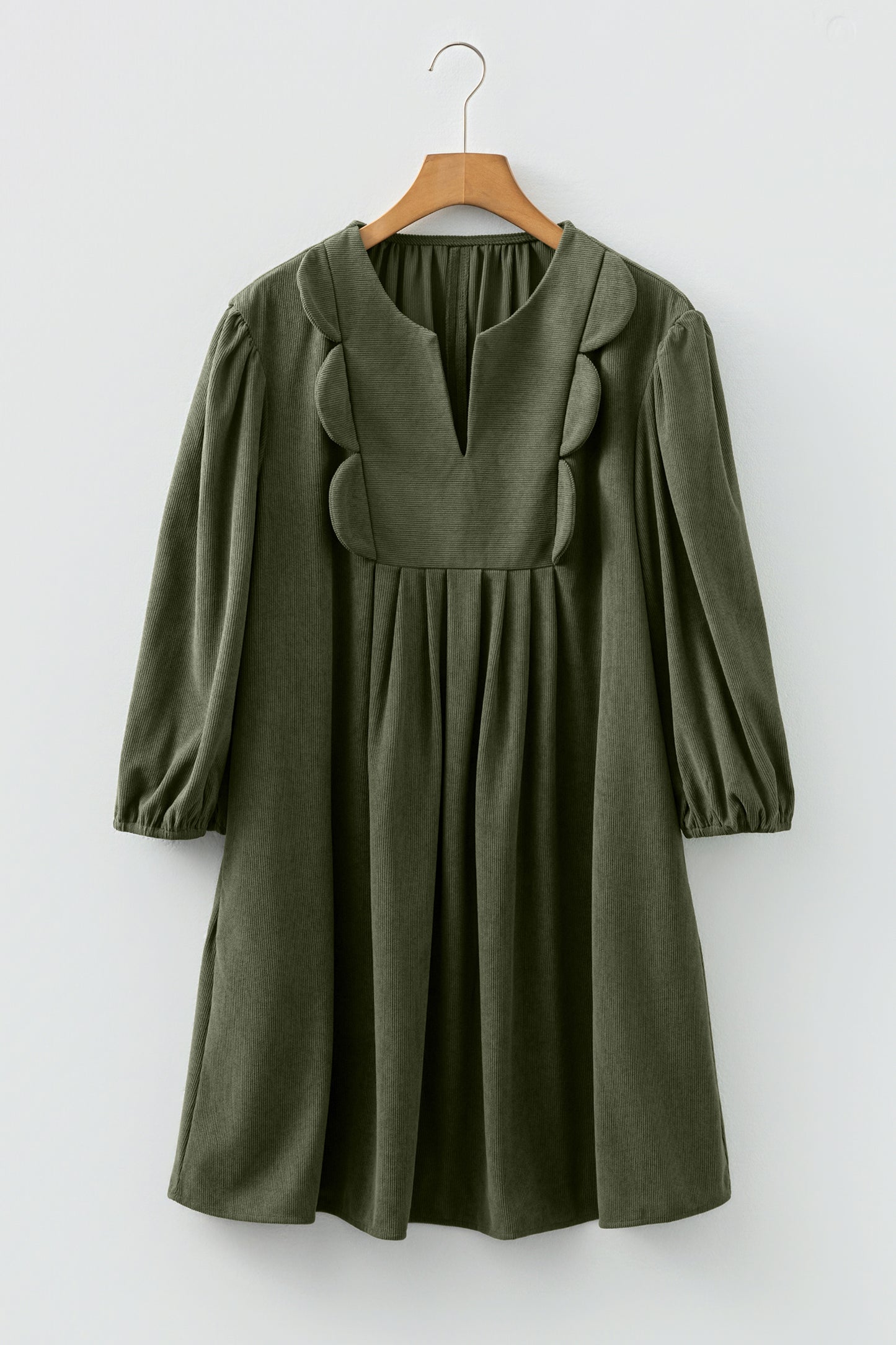 Mini-jurk van gesplitste halslijn en geschulpte details van corduroy