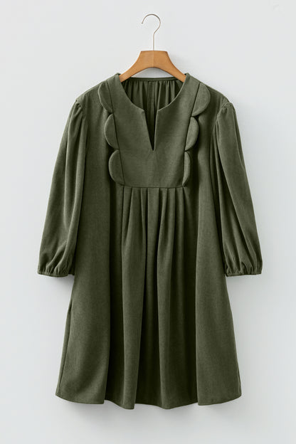 Mini-jurk van gesplitste halslijn en geschulpte details van corduroy