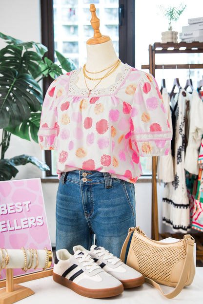 Roze blouse met stippen kanten afwerking vierkante hals en pofmouwen