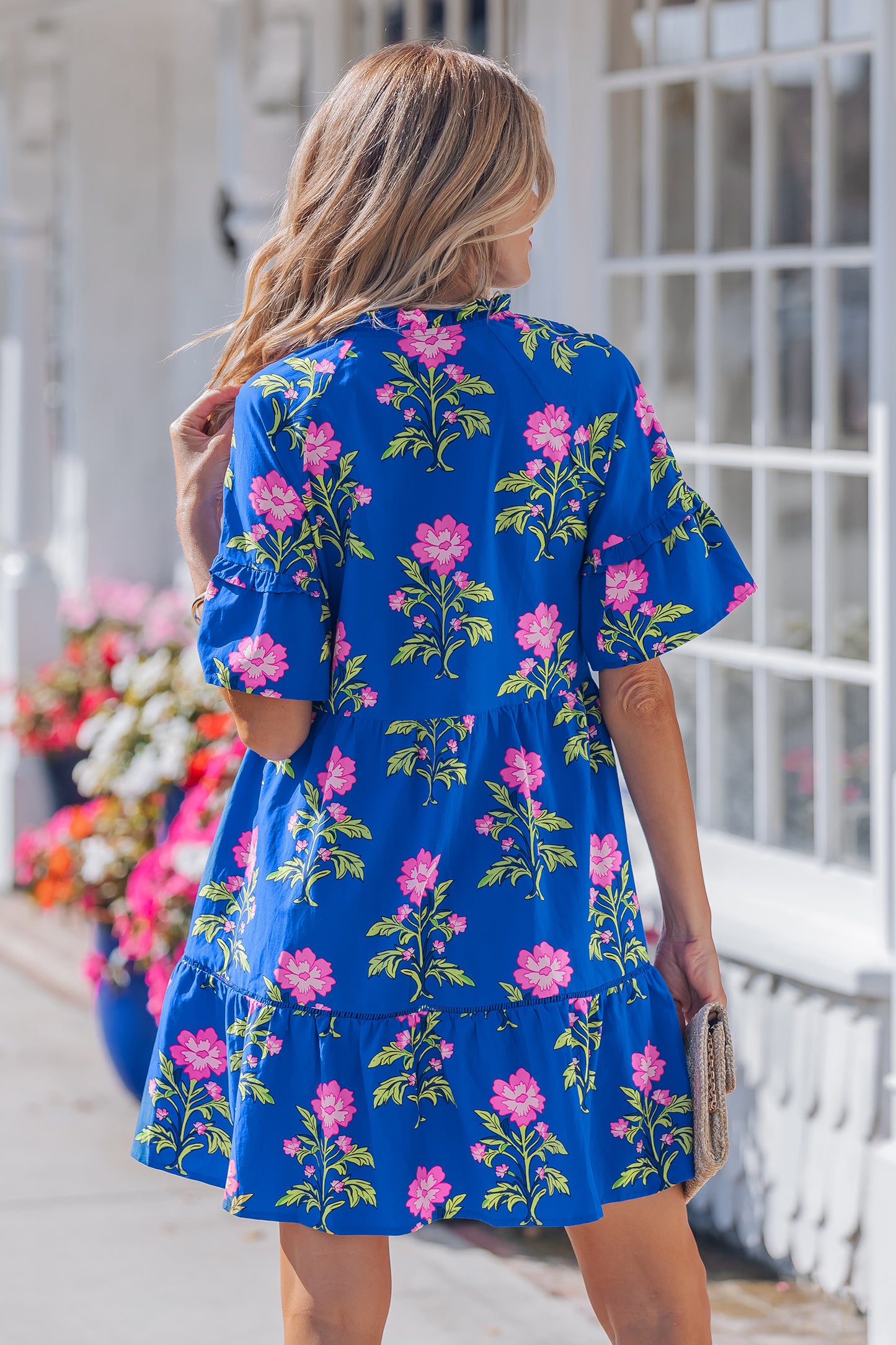 Blauwe jurk met V-hals korte mouwen losse pasvorm en bloemenprint