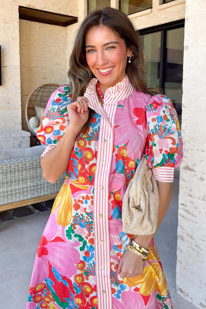 Roze vakantiejurk met bloemenprint gestreepte bies knoopsluiting en korte mouwen